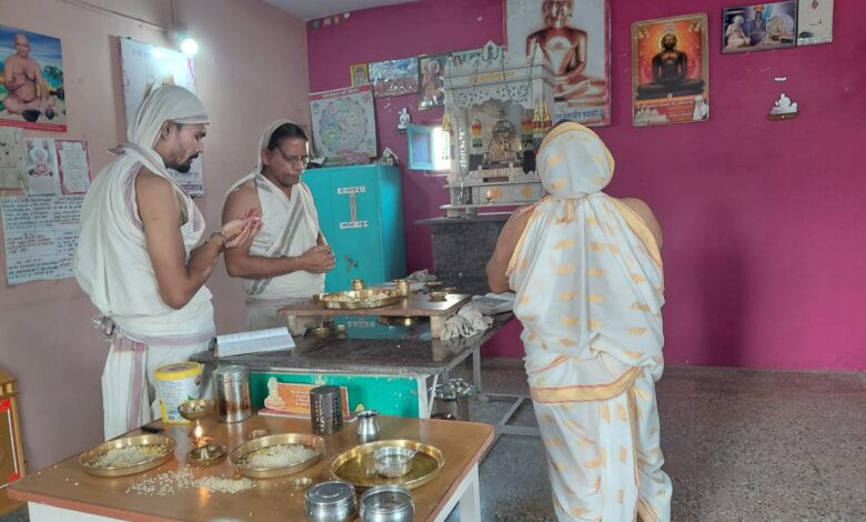 सेंधवा। भगवान महावीर स्वामी का निर्वाण कल्याणक के अवसर पर निर्वाण लाडू चढ़ाया गया । 1 21 jain1
