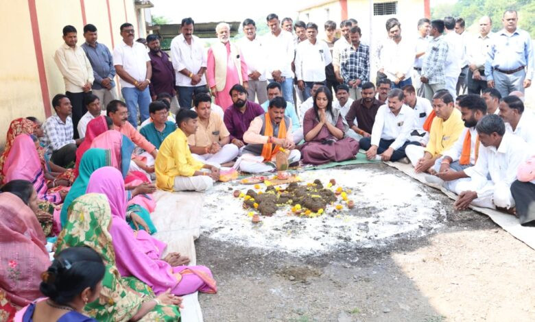 मुख्यमंत्री वृंदावन ग्राम योजना में चयनित ग्राम चिखल्दा में हुआ गौवर्धन पूजा के जिला स्तरीय कार्यक्रम का आयोजन, विधायक एवं कलेक्टर ने पारंपरिक तरीके से किया गौवर्धन एवं गौमाता का पूजन 1 21 pan1