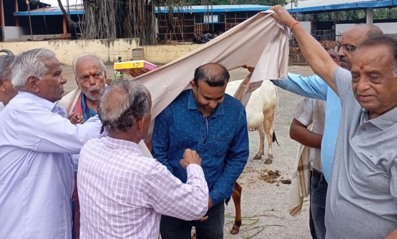 सेंधवा में हुआ गौ पूजन और गौ सेवक सम्मान समारोह, सेवाभावियों का हुआ सम्मान 1 22 goshala1