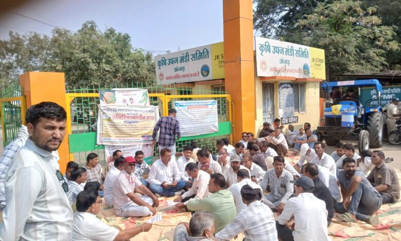 अंजड़ में किसानों का उग्र प्रदर्शन, मंडी गेट पर लगाया ताला; 25% नमी वाला कपास खरीदने की मांग, किसान आंदोलित, बोले - “एमएसपी पर फसल नहीं खरीदी जा रही” 1 24 anjad2