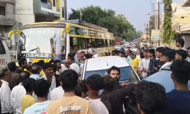 बड़वानी में नवलपुरा रोड पर तेज रफ्तार कार का कहर, बच्चे को टक्कर लगने से गंभीर घायल, स्थानीयों ने प्रशासन से मांगी सुरक्षा व्यवस्था 1 24 exi1