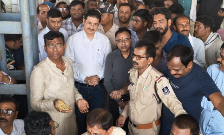 खंडवा कृषि मंडी में कलेक्टर की मौजूदगी भावांतर योजना का हुआ शुभारंभ। 1 24 kd1
