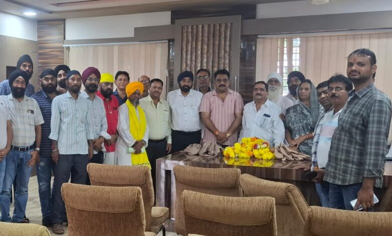 सेंधवा। सिख समाज की पहल पर ‘श्री गुरुनानक चौक’ का नामांकन, नपा अध्यक्ष का हुआ सम्मान 1 24 napa1