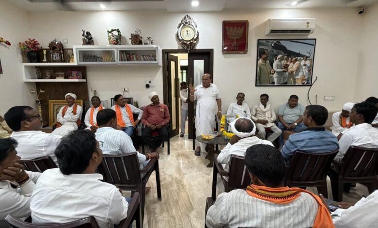 सेंधवा में अनुसूचित जनजाति आयोग अध्यक्ष अंतरसिंह आर्य ने की बैठक, आदिवासी नेताओं संग बनाई गौरव दिवस की रूपरेखा 1 25 aa