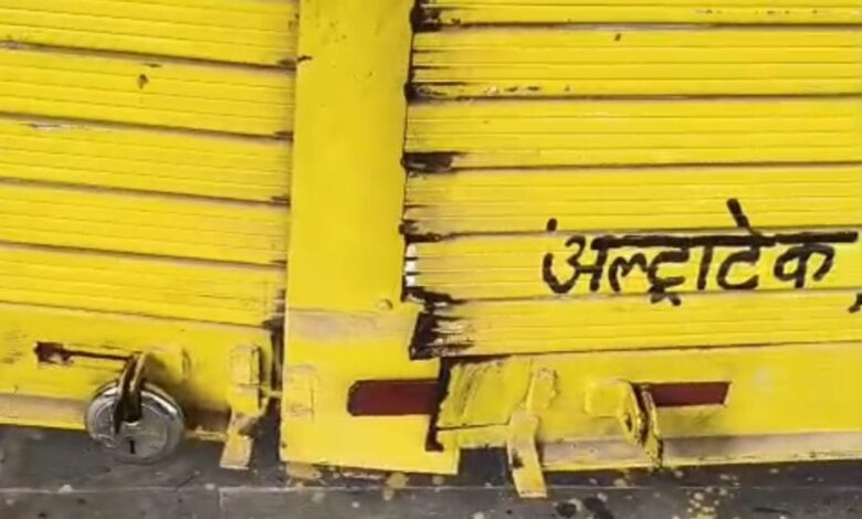 सेंधवा में चोरों का आतंक! वरला रोड पर चार दुकानों के शटर उचकाकर नकदी और सामान चोरी, मेडिकल और कृषि केंद्र बने निशाना 1 27 chori1