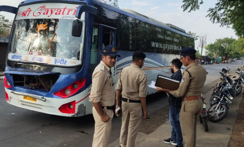 बड़वानी में आरटीओ और यातायात पुलिस की संयुक्त कार्रवाई, दो बसें जब्त कृ 22 वाहनों पर चालानी कार्रवाई 1 29 rto2