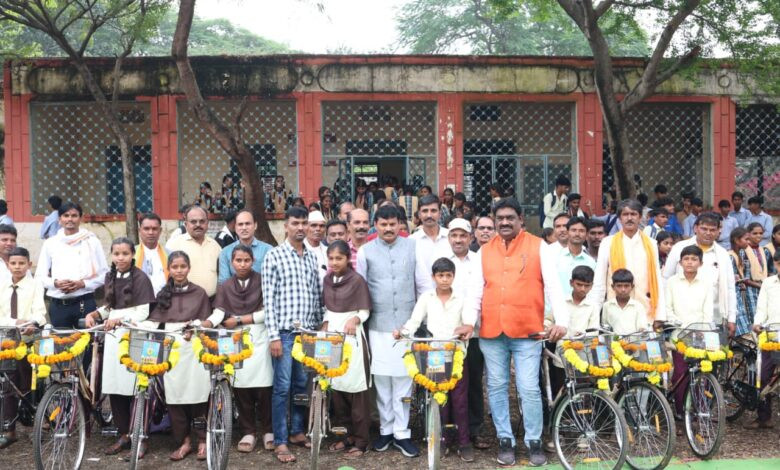 पानसेमल विधायक श्याम बर्डे ने विद्यार्थियों को बांटी 128 साइकिलें, शिक्षा को सशक्त बनाने की पहल 1 29 saikil