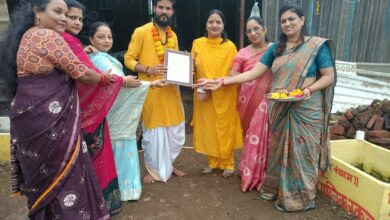 सेंधवा में मातृशक्ति महिला मंडल ने गौ सेवक पंडित चेतन शर्मा को किया सम्मानित 15 30 samman