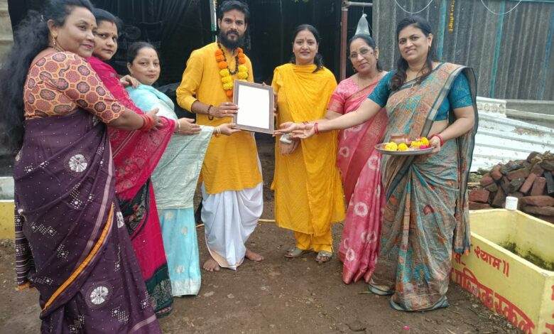 सेंधवा में मातृशक्ति महिला मंडल ने गौ सेवक पंडित चेतन शर्मा को किया सम्मानित 1 30 samman