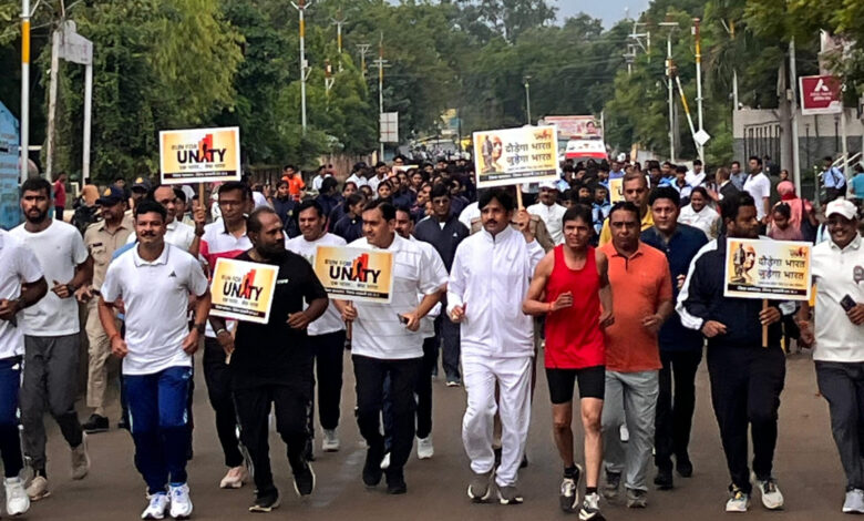 बड़वानी में रन फॉर यूनिटी का बड़वानी पुलिस द्वारा भव्य आयोजन, सांसद एवं एसपी ने हरी झंडी दिखाकर किया शुभारंभ 1 31 bwn1 scaled e1761893509108