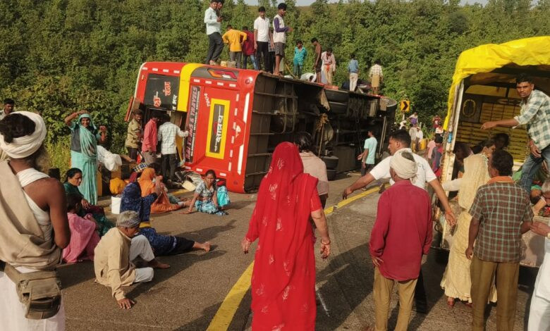 खेतिया-पाटी रोड पर बड़ा हादसा: नर्मदा परिक्रमा जा रही बस पलटी, एक श्रद्धालु की मौत, कई घायल 1 31 khetiya exi 2