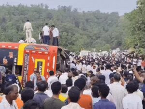 खेतिया-पाटी रोड पर बड़ा हादसा: नर्मदा परिक्रमा जा रही बस पलटी, एक श्रद्धालु की मौत, कई घायल 2 31 khetiya exi