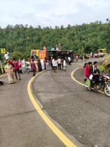 खेतिया-पाटी रोड पर बड़ा हादसा: नर्मदा परिक्रमा जा रही बस पलटी, एक श्रद्धालु की मौत, कई घायल 4 31 khetiya exi3