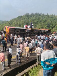 खेतिया-पाटी रोड पर बड़ा हादसा: नर्मदा परिक्रमा जा रही बस पलटी, एक श्रद्धालु की मौत, कई घायल 3 31 khetiya exi4