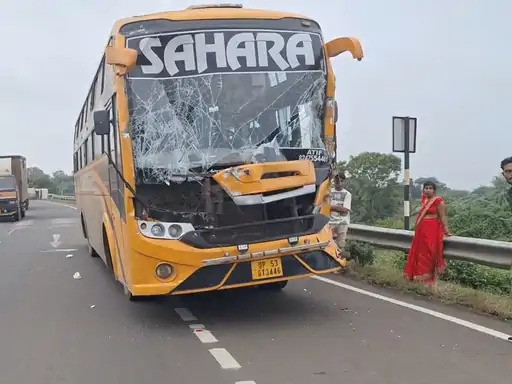 सेंधवा बायपास पर बस-पिकअप में जबरदस्त टक्कर, चालक घायल – मुंबई-आगरा हाईवे पर हादसा 1 31 sdw
