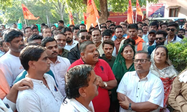 सेंधवा में धर्मांतरण विवाद ने पकड़ा तूल, भाजपा-कांग्रेस आमने-सामने, कथित धर्मांतरण को लेकर थाने में हंगामा, आवेदन और आरोपों की बौछार 1 6 hindu