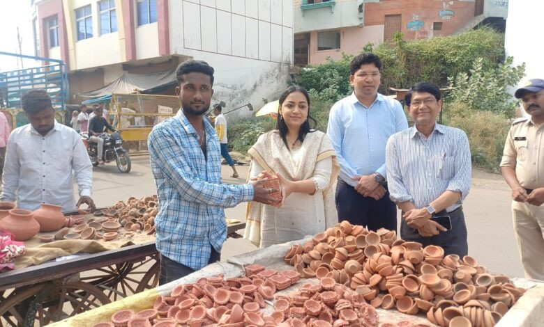 बड़वानी। कलेक्टर ने स्थानीय दुकानदारों से खरीदे मिट्टी के दीपक 1 9
