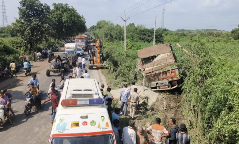 बड़वाह। बड़वाह में भीषण सड़क हादसा... राखड़ भरे ट्रक और बस की टक्कर के बाद चपेट में आई स्कूटी.... घटना में दो युवक जिंदा जले... 1 IMG 20251005 WA0036