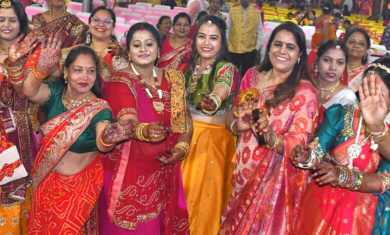 सोलह श्रृंगार में सजी-धजी अग्रवाल समाज की 1200 सुहागनों ने पति के हाथों खोला करवा चौथ का व्रत 1 IMG 20251010 WA0074