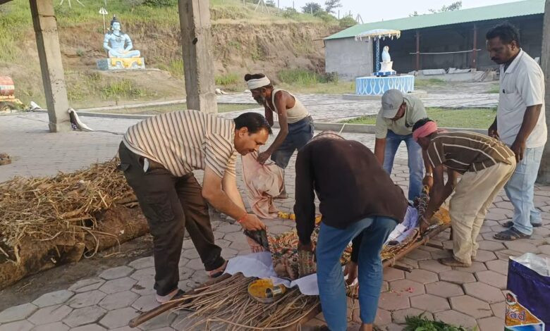 अंजड़ के युवाओं ने छोटा बड़दा में मृत बेसहारा निःसंतान बुजुर्ग का मुक्तिधाम में कराया अंतिम संस्कार 1 IMG 20251011 WA0009