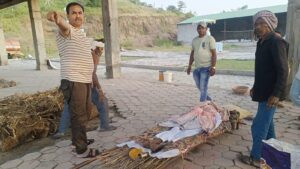 अंजड़ के युवाओं ने छोटा बड़दा में मृत बेसहारा निःसंतान बुजुर्ग का मुक्तिधाम में कराया अंतिम संस्कार 2 IMG 20251011 WA0013