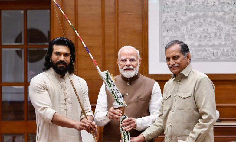 आर्चरी प्रीमियर लीग की सफलता के प्रतीक रूप में राम चरण ने प्रधानमंत्री मोदी को भेंट किया धनुष 1 IMG 20251012 WA0106