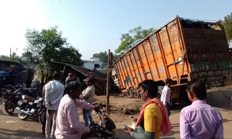 बड़वाह। नर्मदा रोड़ पर तेज रफ्तार ट्रक ने दूध वाहन को मारी टक्कर...असंतुलित होकर दुकान में घुसा...ट्रैफिक पुलिस के रोकने के बावजूद भी रुक ट्रक... 1 IMG 20251013 WA0015 1