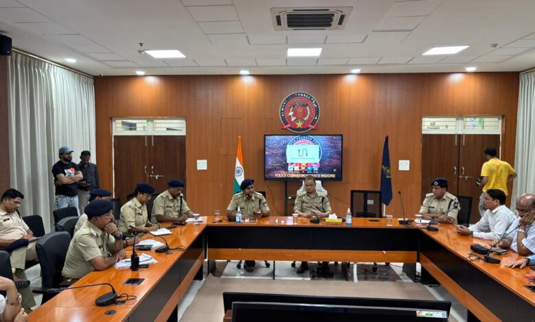 इंदौर यातायात पुलिस द्वारा बस एवं ट्रक संचालकों की बैठक आयोजित 1 IMG 20251013 WA0088
