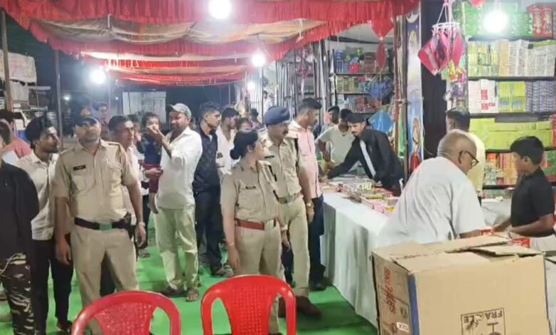 बड़वाह। फटाखा दुकानों का एडिशनल एसपी ने किया निरीक्षण... सुरक्षा की दी जानकारी... 1 IMG 20251017 WA0010