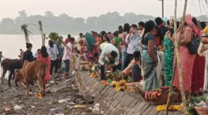 बड़वाह। उगते सूर्य को अर्घ्य देकर चार दिवसीय छठ पूजन का हुआ समापन....नर्मदा घाट पर यूपी बिहार के परिवारों की उमड़ी भीड़ 2 IMG 20251028 WA0012