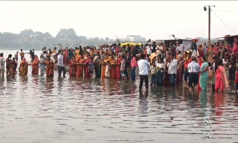 बड़वाह। उगते सूर्य को अर्घ्य देकर चार दिवसीय छठ पूजन का हुआ समापन....नर्मदा घाट पर यूपी बिहार के परिवारों की उमड़ी भीड़ 1 IMG 20251028 WA0013