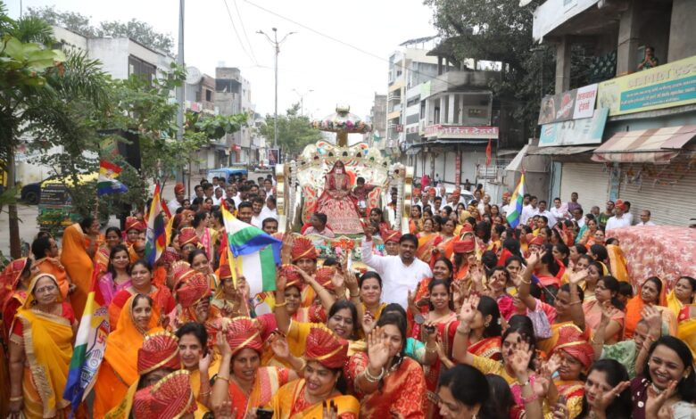 मुमुक्षु नेहा बहन के वरघोड़ा जुलूस में उमड़ा पोरवाल समाज 1 IMG 20251029 WA0028