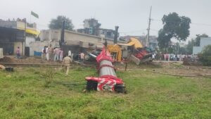 लापरवाही ने ली दो बेगुनाहों की जान पीथमपुर-सागौर में निर्माणाधीन रेलवे ओवरब्रिज पर पलटी क्रेन, पोकलेन और क्रेन की मदद से निकाले शव 4 IMG 20251030 WA0023