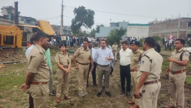 लापरवाही ने ली दो बेगुनाहों की जान पीथमपुर-सागौर में निर्माणाधीन रेलवे ओवरब्रिज पर पलटी क्रेन, पोकलेन और क्रेन की मदद से निकाले शव 1 IMG 20251030 WA0024