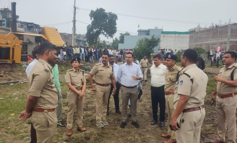 लापरवाही ने ली दो बेगुनाहों की जान पीथमपुर-सागौर में निर्माणाधीन रेलवे ओवरब्रिज पर पलटी क्रेन, पोकलेन और क्रेन की मदद से निकाले शव 1 IMG 20251030 WA0024