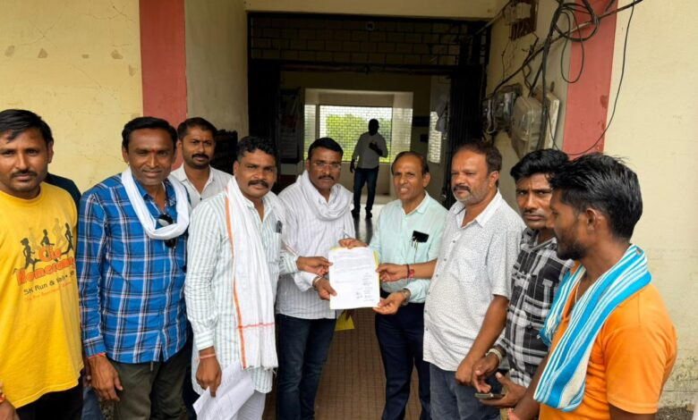 सेंधवा। कुंडिया–वरला मार्ग के निर्माण की मांग को लेकर तहसीलदार को सौंपा ज्ञापन 15 दिनों में कार्य प्रारंभ न होने पर आंदोलन की चेतावनी 1 IMG 20251030 WA0065