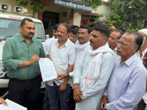 सेंधवा। कुंडिया–वरला मार्ग के निर्माण की मांग को लेकर तहसीलदार को सौंपा ज्ञापन 15 दिनों में कार्य प्रारंभ न होने पर आंदोलन की चेतावनी 2 IMG 20251030 WA0066