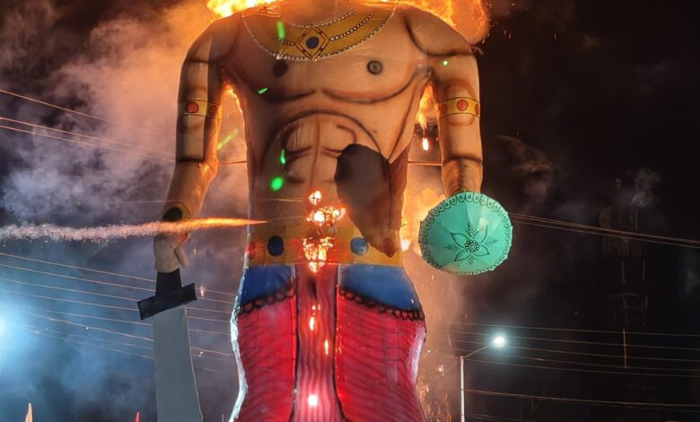 पल भर में खाक, रावण दहन पर लगे 'जय श्रीराम' के जयकारे जय लंकेश के साथ हुआ बुराई का अंत अहंकार टूटा धू-धू कर जल उठा पुतला। 1 IMG 20251002 200603