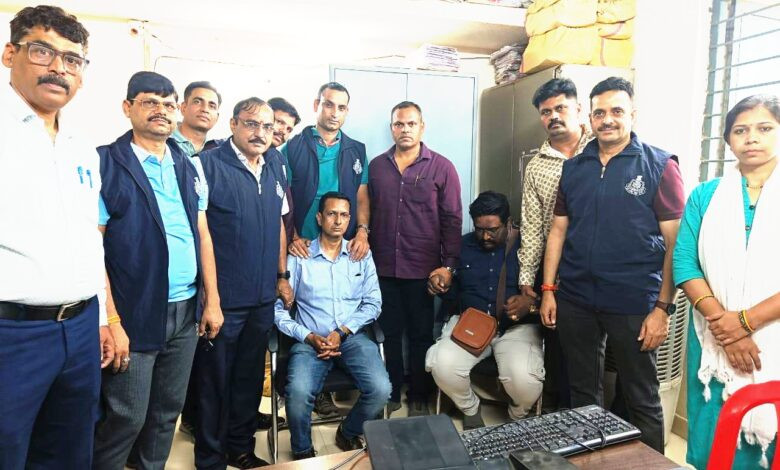 नगर निगम जोन-19 में EOW की छापेमारी, रिश्वतखोरी रंगेहाथ पकड़ी गई 1 IMG 20251003 193652
