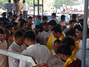 इंदौर लक्ष्मीबाई अनाज मंडी में मुहूर्त के सौदे हुए 4 IMG 20251023 104406