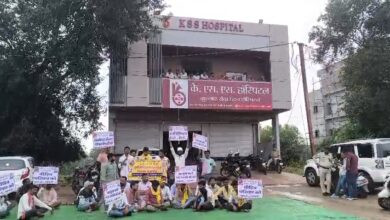 परिवार तो उजड़ गया सहाब अस्पताल सील करने से क्या होगा जब निभानी थी जिम्मेदारी जब बैठे थे एसी के रुम में। 4 IMG 20251025 22402344