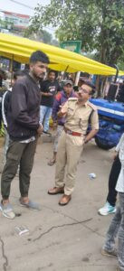 परेशान किसान सड़क क्योंकि उनकी मेहनत की फसल का नहीं मिल रहा दाम किसानो का आरोपी व्यापारी लेगे खुद के फायदे में 3 IMG 20251030 222847 795