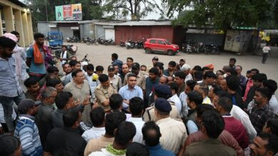 परेशान किसान सड़क क्योंकि उनकी मेहनत की फसल का नहीं मिल रहा दाम किसानो का आरोपी व्यापारी लेगे खुद के फायदे में 5 IMG 20251030 222848 467