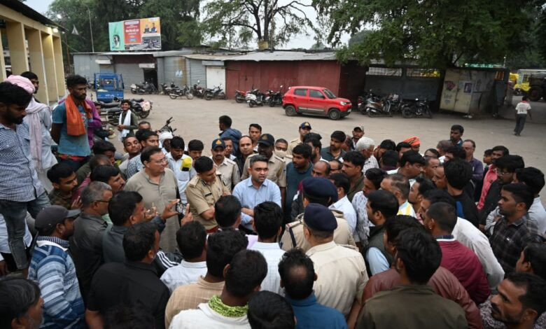 परेशान किसान सड़क क्योंकि उनकी मेहनत की फसल का नहीं मिल रहा दाम किसानो का आरोपी व्यापारी लेगे खुद के फायदे में 1 IMG 20251030 222848 467