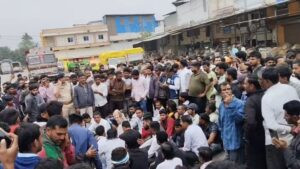 परेशान किसान सड़क क्योंकि उनकी मेहनत की फसल का नहीं मिल रहा दाम किसानो का आरोपी व्यापारी लेगे खुद के फायदे में 2 IMG 20251030 222848 482