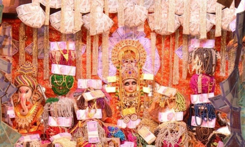 रतलाम का महालक्ष्मी मंदिर, जहां दीपावली पर बंटते रुपए व सोना-चांदी जवाहरात से सजा। 1 Mahalakshmi mandir