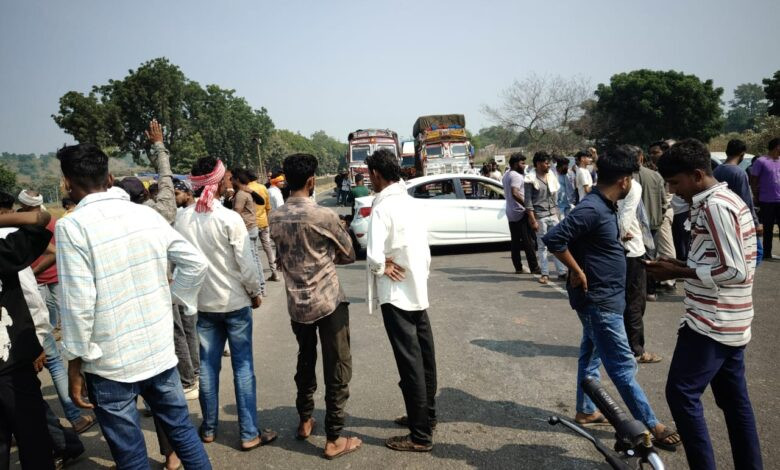 जुलवानिया में हादसे के बाद उग्र प्रदर्शन, देवला फाटे के पास ग्रामीणों ने रोका ट्रैफिक, करीब 4 घंटे बाद आश्वासन पर हटे ग्रामीण 1 b98aeea7 ad4b 48ce 9f59 6773288ac352