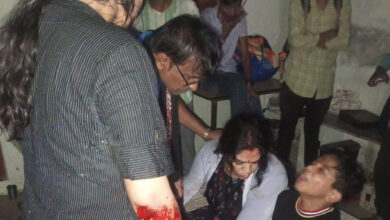 अंजड़; तलवाड़ा डेब में मवेशी को बचाने के प्रयास में बस पलटी, 11 यात्री घायल — भोपाल से अलीराजपुर जा रही थी बस 4 02 nov bus 1 e1762061340574