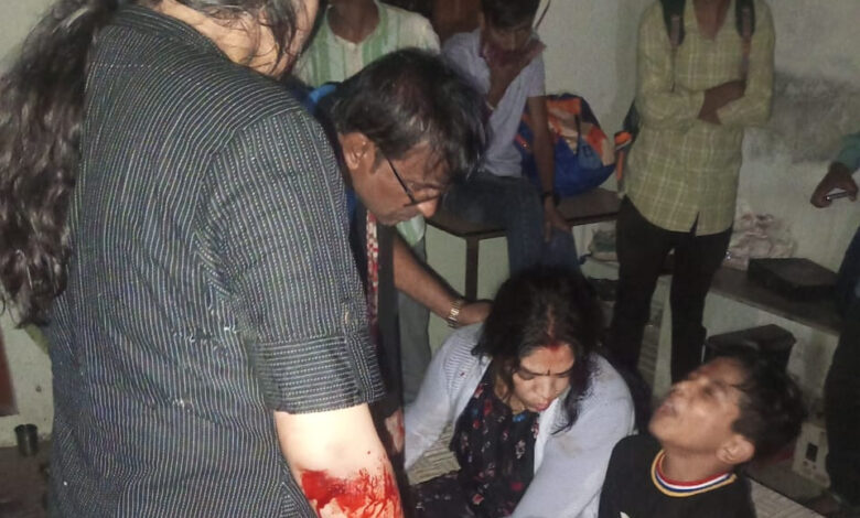 अंजड़; तलवाड़ा डेब में मवेशी को बचाने के प्रयास में बस पलटी, 11 यात्री घायल — भोपाल से अलीराजपुर जा रही थी बस 1 02 nov bus 1 e1762061340574