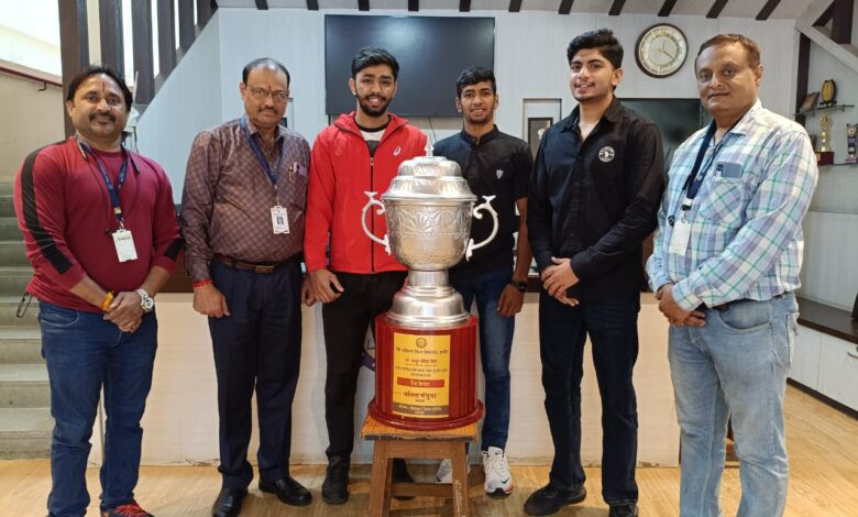 प्रतियोगिता में श्री वैष्णव कॉलेज ऑफ आर्ट्स एंड कॉमर्स के खिलाड़ियों ने उत्कृष्ट प्रदर्शन करते हुए तीन पदक अपने नाम किए 1 IMG 20251031 WA0029